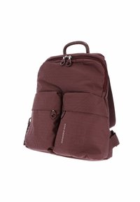 Sac à dos compact bordeaux avec un tissu texturé, deux poches zippées à l'avant, une poignée supérieure et des bretelles réglables.