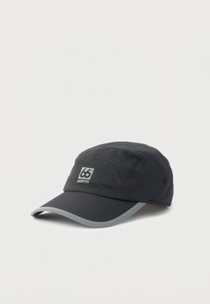 Casquette extérieure noire avec visière incurvée bordée de gris et logo "66° North" sur le panneau avant, photographiée sur un fond clair uni.