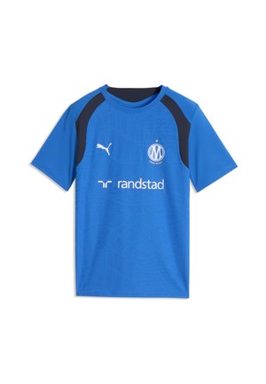 Niebieska sportowa koszulka z krótkim rękawem z czarnymi panelami na ramionach, logo Puma, herbem klubu Olympique de Marseille oraz napisem sponsora Randstad z przodu.