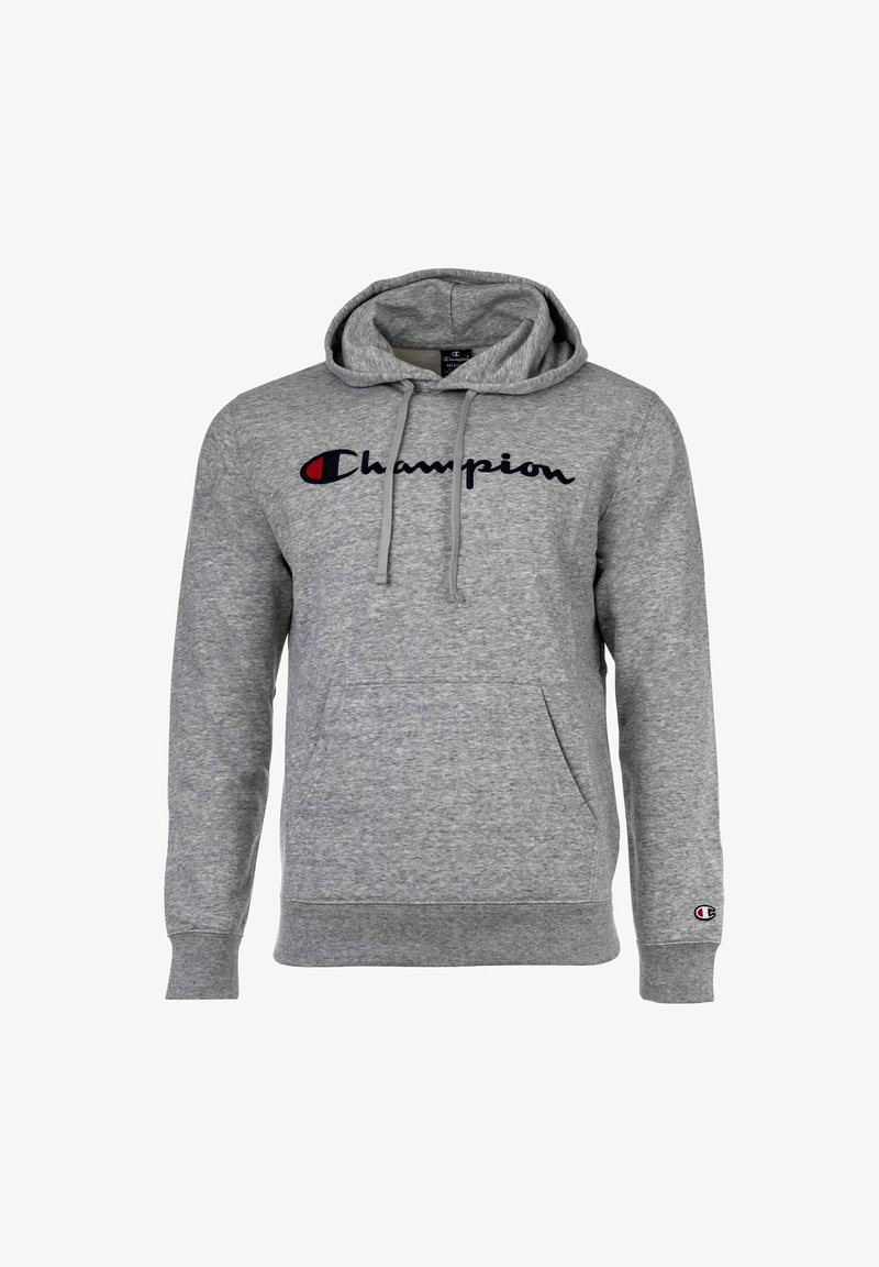 Sivá mikina s kapucňou, s nápisom "Champion" v čiernej písanej norme a malým logom v červenej farbe. Na prednej strane je klokanie vrecko.