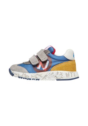 Sneaker blu con dettagli in suede grigio, dotato di fasce in Velcro, un logo multicolore e una suola in gomma testurizzata bianca e blu.