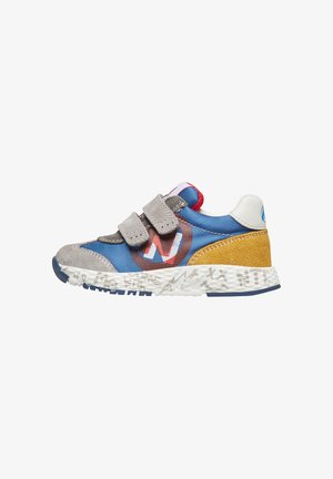Sneaker blu con dettagli in suede grigio, dotato di fasce in Velcro, un logo multicolore e una suola in gomma testurizzata bianca e blu.