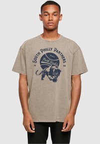 Merchcode PARK FIELDS - SOUTH PHILLY PANTHERS ACID WASHED - Triko s potiskem - darkkhaki
