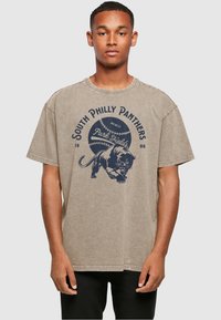 Merchcode - PARK FIELDS - SOUTH PHILLY PANTHERS ACID WASHED - T-Shirt print - darkkhaki Thumbnail-Bild 1