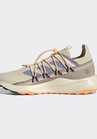 Adidas Terrex VOYAGER 21 TRAVEL - Pārgājienu apavi - sand strata   silver violet   acid orange