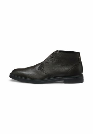Schwarzer Lederknöchelstiefel mit zwei Ösen, niedrigem Absatz und dezentem, geprägtem Markenlogo an der Seite, von der Außenseite gezeigt.