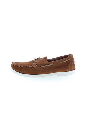Zapato de barco de ante marrón con suela de goma blanca, que presenta detalles de costura, diseño con cordones y ojales de metal para ventilación.