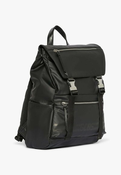 Sac à dos noir à finition brillante, doté de bretelles réglables, de poches zippées à l'avant et d'un rabat pliant avec une quincaillerie métallique.