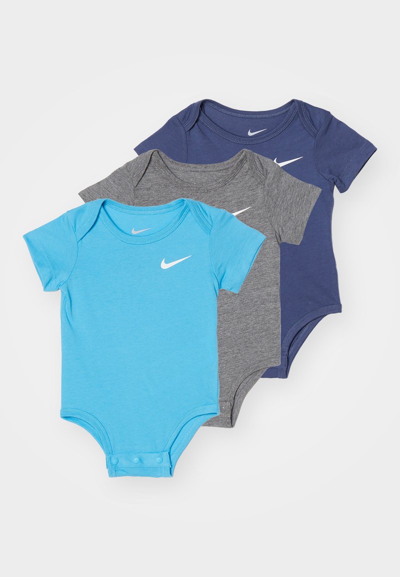 Três bodies de bebé de manga curta em azul claro, cinza e azul-marinho, com um logótipo branco da Nike e fechos de pressão na parte inferior.