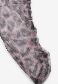 Průhledná síťovina v růžovém a černém leopardím vzoru, s vroubkovaným okrajem a texturovanými detaily. Lehká a flexibilní.