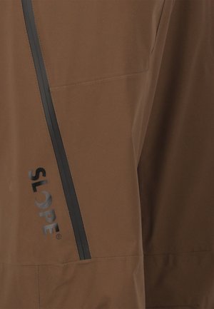 Veste imperméable marron avec une texture lisse. Dotée d'une fermeture éclair noire verticale et du logo "SLOPE" sur le bas du devant.