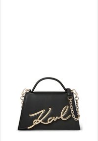 Fekete bőrből készült kézitáska strukturált formával, arany "Karl" logóval, felső fogantyúval és levehető láncpánttal.