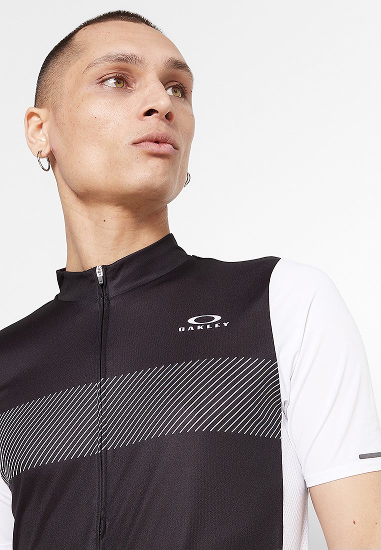 Schwarz-weißer Fahrradsportanzug mit einem halben Reißverschluss, der ein diagonales Streifenmuster und ein Logo auf der Brust aufweist. Kurze Ärmel, glatte Textur.