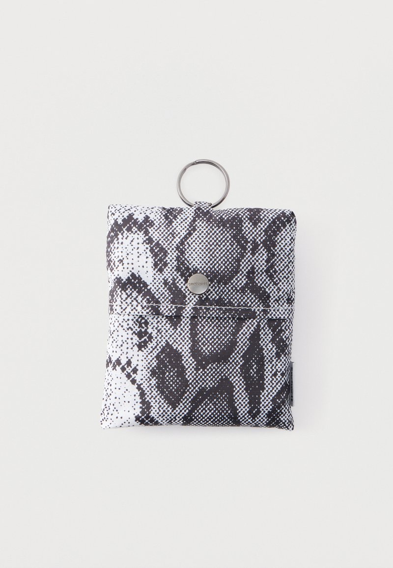 Pochette carrée avec motif peau de serpent noir et blanc, fermeture à bouton-pression et porte-clés métallique attaché sur fond blanc uni.
