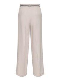 Kremowe spodnie o szerokich nogawkach z gładką teksturą, wyposażone w czarny pasek, plisami z przodu i dopasowanym krojem zapewniającym nowoczesny fason.