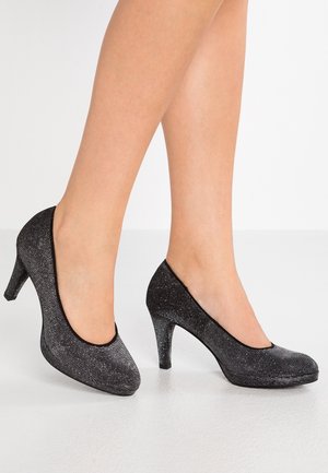 Czarne szpilki o błyszczącej, teksturowanej powierzchni i zaokrąglonym nosku, charakteryzujące się smukłym sylwetką i cienkim obcasem.