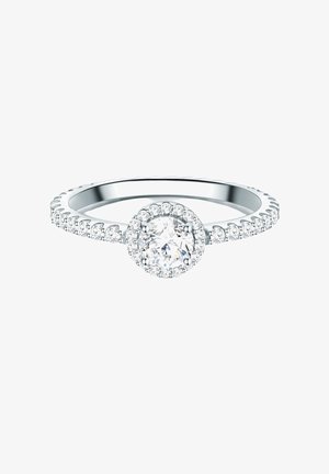 Rund diamantforlovelsesring med en halo af mindre diamanter, sat i en poleret hvidguld ring med bølgemønster.