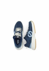 Blaue Sportschuhe aus Mesh- und Wildledermaterialien, mit weißen Schnürsenkeln, Gummisohle und hellblauen Akzenten. Mit einem Logo und einem karierten Etikett.