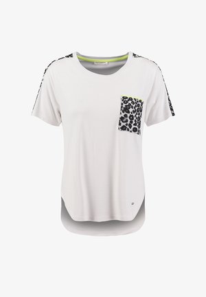 Weißes Kurzarm-T-Shirt mit schwarzer und grauer Leopardenmuster-Tasche und Streifenakzenten an den Schultern, Rundhalsausschnitt und abgerundetem Saum.