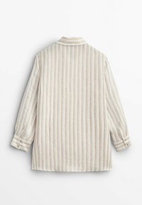 Chemise crème à manches longues avec des rayures verticales marron, poignets boutonnés et col, vue de dos sur fond blanc.