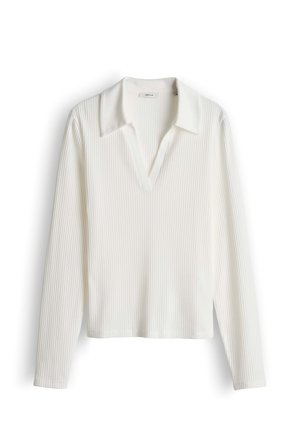 Weißes, geripptes Langarmshirt mit weitem Kragen und tiefem V-Ausschnitt, dargestellt auf einem schlichten weißen Hintergrund.