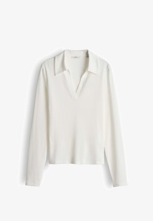 Maglia bianca a maniche lunghe con coste, collo largo e scollatura a V profonda, mostrata su uno sfondo bianco semplice.