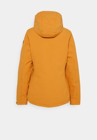 Orange vandtæt jakke med hætte, der har en glat tekstur, lange ærmer og en rund kant. Ingen synlige logoer eller hardwaredetaljer.