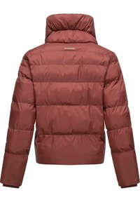 Giacca imbottita rossa con collare alto, design trapuntato e polsini elasticizzati. Presenta un'etichetta con logo vicino al collo e tasche laterali.