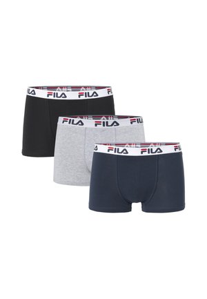 Tre par Fila boxershorts i sort, grå og marineblå, hver med en hvid linning med Fila-logoet i sort og rød.