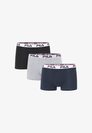 Tres pares de bóxers de Fila en negro, gris y azul marino, cada uno con una cinturilla blanca con el logo de Fila en negro y rojo.