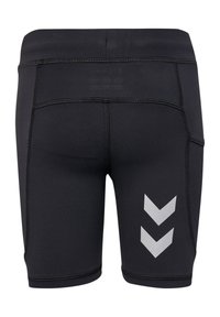 Sorte træningsshorts lavet af strækbart stof, med en glat tekstur, et elegant design og sølvfarvede chevron-accents på siden.