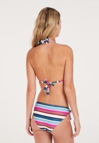 Dvoudílný bikini s designem na zavazování za krkem. Obsahuje vícebarevné pruhy v modré, růžové, hnědé a bílé; zavazuje se za krkem a po stranách.