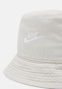 Nike Sportswear BUCKET UNISEX - Chapéu - light bone/white