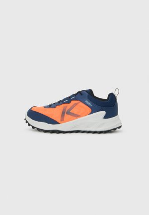 Scarpe da trail con una combinazione di mesh blu navy e arancione brillante, suola in gomma resistente e accenti rinforzati per trazione e supporto.