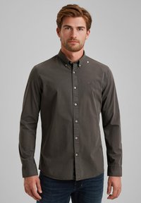 Camicia grigia con bottoni e maniche lunghe, materiale in cotone, logo discreto sul petto e colletto standard. Presenta una chiusura frontale con bottoni e maniche con polsini.