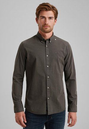 Camisa de botón gris con mangas largas, material de algodón, logo sutil en el pecho y cuello estándar. Cuenta con cierre frontal de botones y mangas con puños.