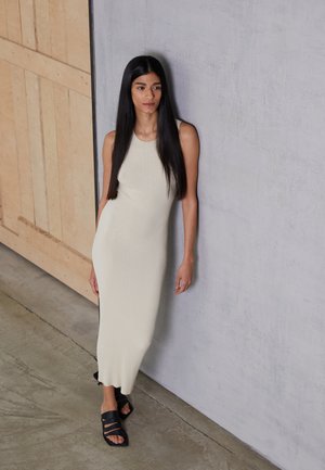 RUBY SLEEVELESS RACER BACK MIDI DRESS - Strikkjoler - beige