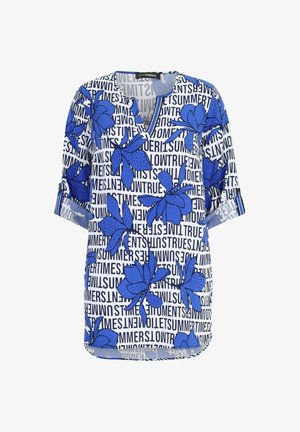 Blaue Bluse mit Blumenmuster, V-Ausschnitt, kurzen Ärmeln und einem Muster aus abwechselndem Text und Blumen auf weißem Hintergrund.