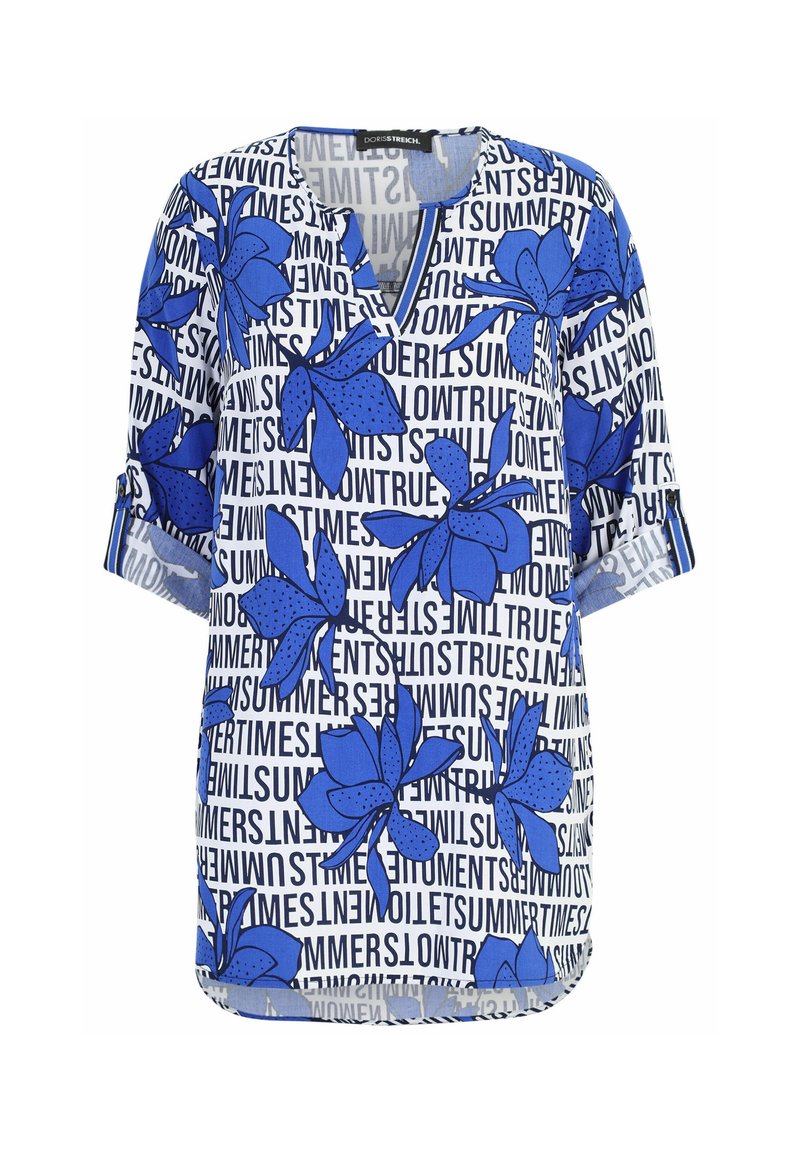 Blaue Bluse mit Blumenmuster, V-Ausschnitt, kurzen Ärmeln und einem Muster aus abwechselndem Text und Blumen auf weißem Hintergrund.