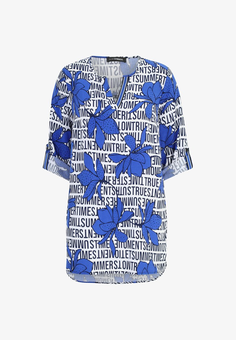 Blaue Bluse mit Blumenmuster, V-Ausschnitt, kurzen Ärmeln und einem Muster aus abwechselndem Text und Blumen auf weißem Hintergrund.