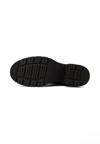 Suola di scarpa nera con modelli di battistrada profondi per aderenza, caratterizzata da scanalature rettangolari e lineari per trazione e durata.