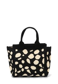 Bolsa de mano negra con un patrón abstracto de puntos en crema. Presenta asas resistentes y una tela texturizada, adecuada para el uso diario.