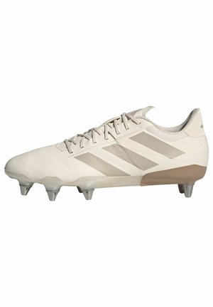 Botas de fútbol gris claro con parte superior texturizada, que cuenta con tres rayas gris más oscuras, cierre de cordones y una suela moldeada con clavos plateados.
