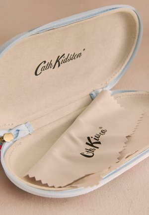 Niebieskie etui na zamek błyskawiczny z miękkim beżowym wnętrzem, z logo "Cath Kidston". Zawiera beżową ściereczkę do czyszczenia z falistym brzegiem.