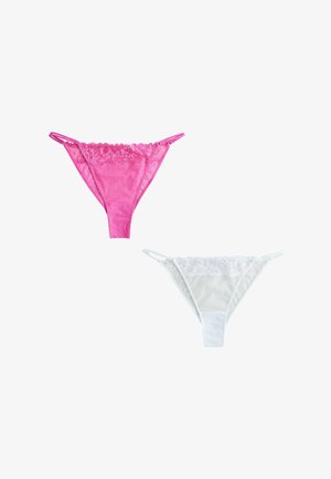 Zwei damenhafte Tanga-Slips mit Spitzenbesatz, ein knalliges Pink und eins in Weiß, flach auf einem weißen Hintergrund ausgelegt.