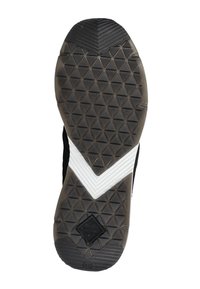 Czarna kauczukowa podeszwa buta z teksturowanym, trójkątnym wzorem. Posiada biały akcent w kształcie chevronu oraz diamentowe logo na środku.