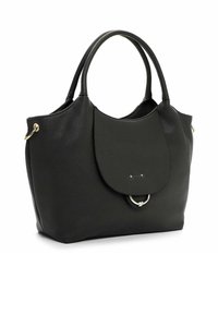 Musta nahkalaukku pyöreällä muotoilulla, varustettuna läpällä, pyöreällä metalliyksityiskohdalla sekä kahdella ylhäällä olevalla kahvalla. Rakeinen pinta.