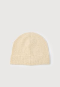 Gorro de punto color crema con textura acanalada y puño doblado. La parte superior es redondeada y muestra un mínimo detalle de costura.