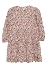 Dlouhé květinové šaty s růžovým pozadím, malými fialovými květy a rozšířenou sukní s vrstvenými volánky a knoflíkovým zapínáním na zadní straně.