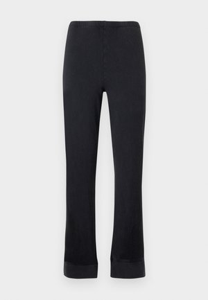 Sorte stretch-bukser med en glat tekstur, elastisk talje og vidde i nederst. Stoffet ser let og alsidigt ud til hverdagsslitage.